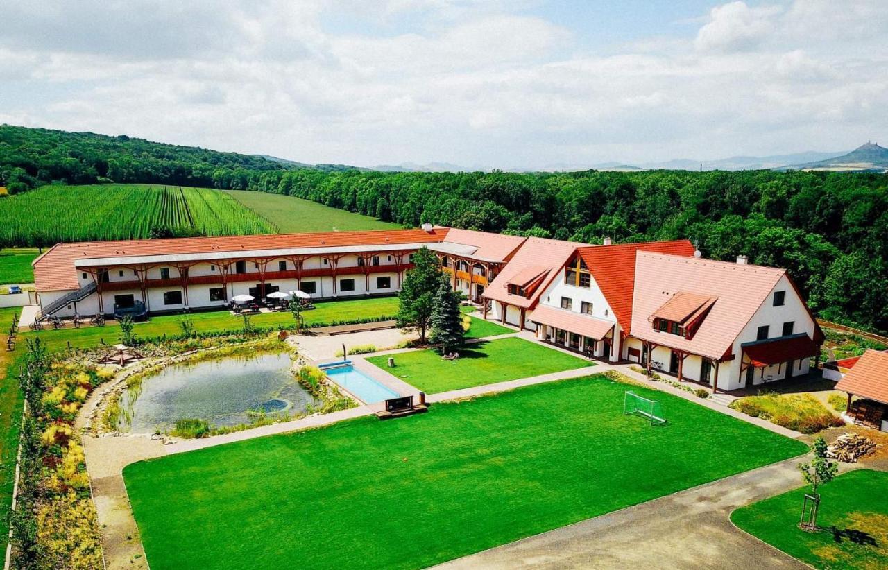 Dvur Perlova Voda Budyne nad Ohri Exteriör bild